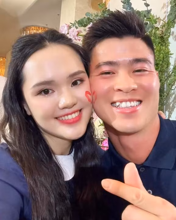 Căn nhà mặt phố của vợ chồng Duy Mạnh tại địa chỉ 121 Nguyễn Thái Học nằm ngay trên tuyến đường diễu binh, diễu hành đi qua. Vị trí "đắc địa" này giúp gia đình và người dân có thể theo dõi buổi tổng duyệt một cách thuận lợi. (Ảnh: FB Nguyễn Quỳnh Anh)