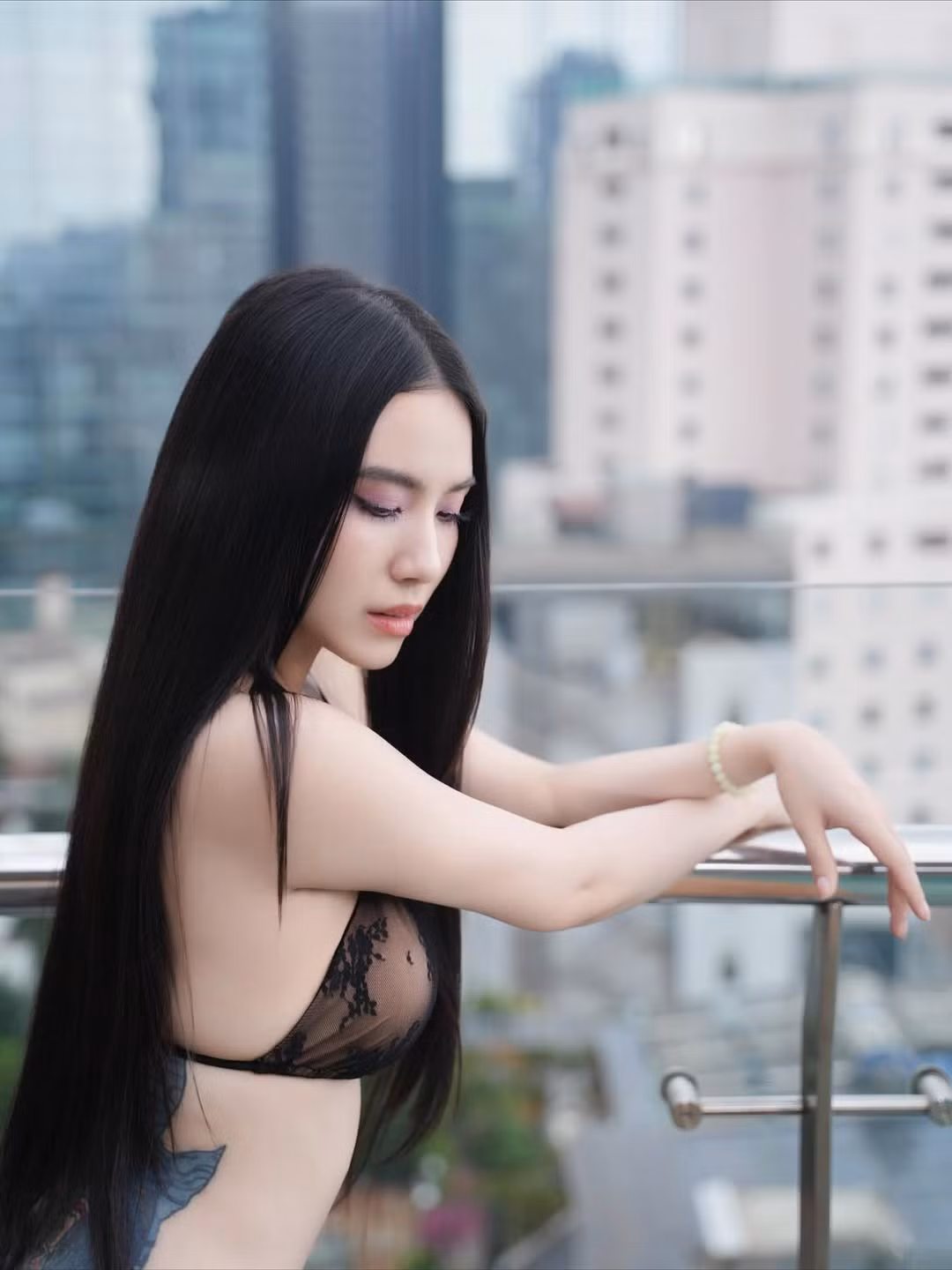 Cô thường được gắn với biệt danh "hot girl thị phi" bởi phong cách gợi cảm, táo bạo cùng những ồn ào xoay quanh đời tư và các vai diễn cảnh nóng đầy táo bạo. (Ảnh: IGNV)