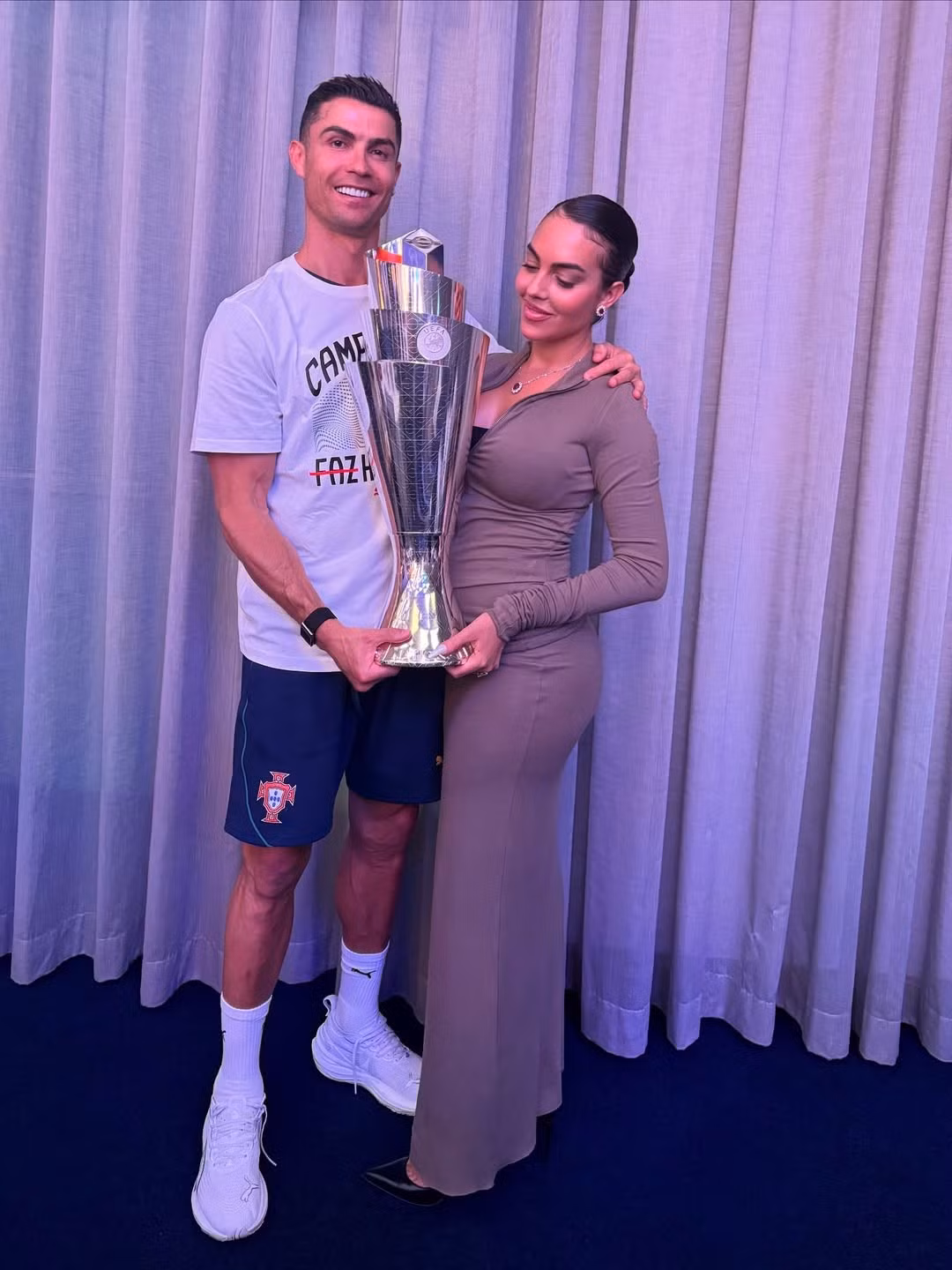Ở các trận đấu quan trọng, Georgina luôn có mặt trên khán đài, diện outfit chất lừ, cổ vũ Ronaldo hết mình. (Ảnh: Instagram @georginagio)