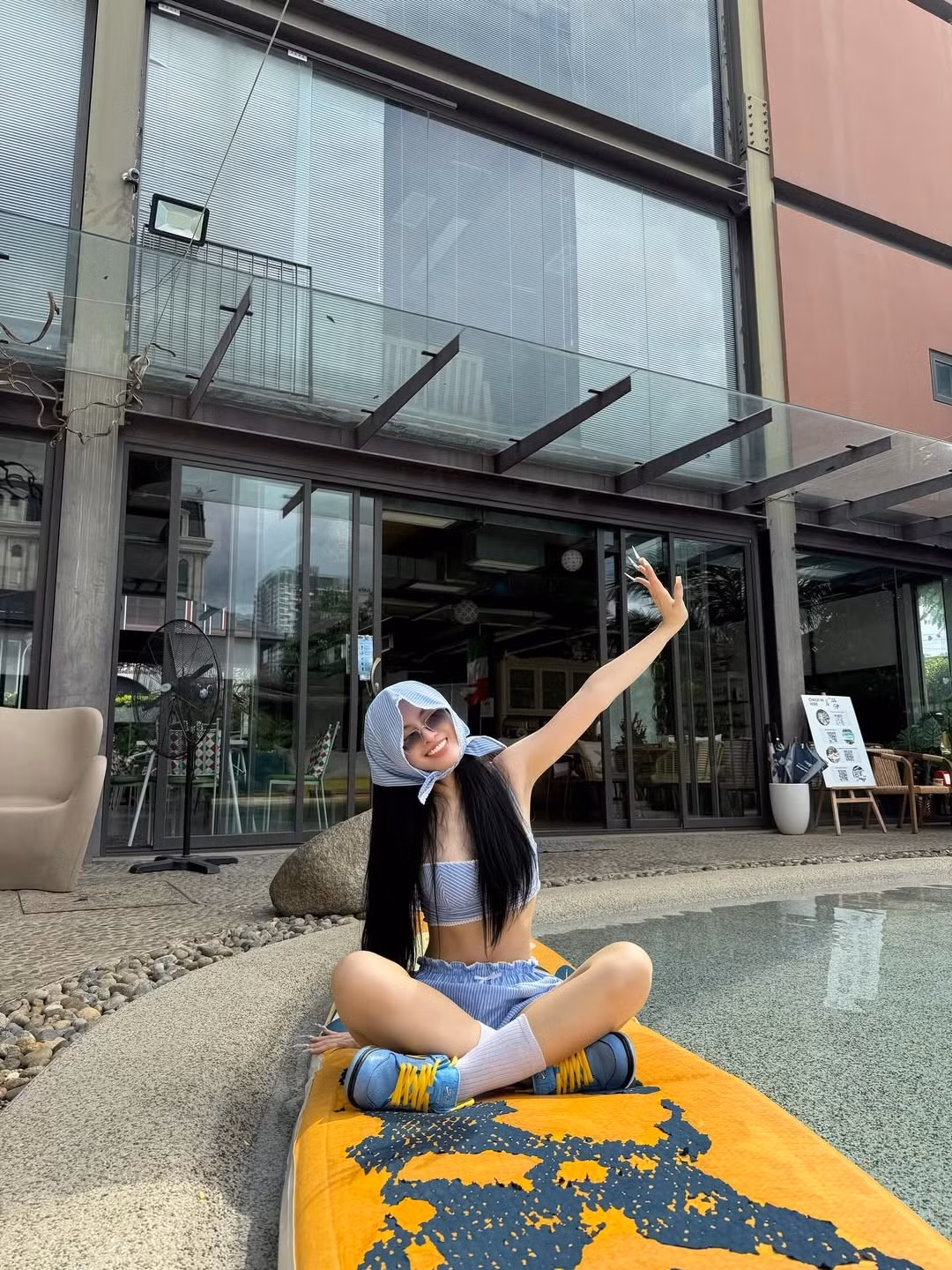 Cô nàng cũng không ngần ngại khoe nhan sắc tươi tắn, rạng rỡ với gương mặt trang điểm nhẹ nhàng và mái tóc đen dài suôn mượt.