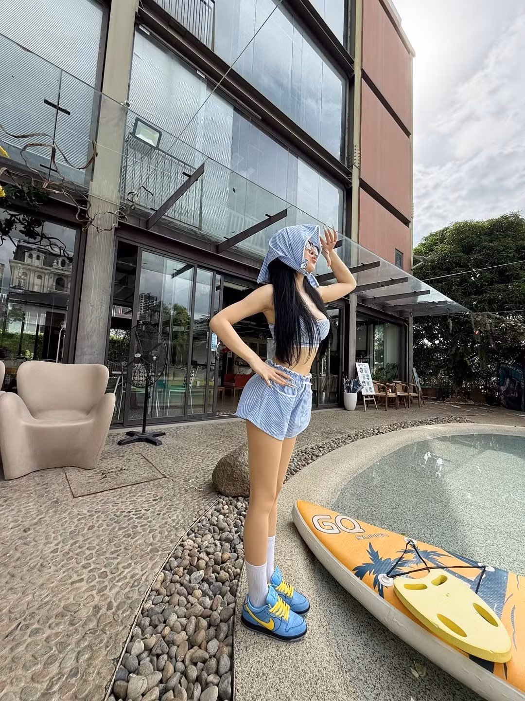 Những bức ảnh này nhanh chóng nhận được nhiều lượt yêu thích và bình luận khen ngợi từ người hâm mộ về vóc dáng chuẩn và gu thời trang ấn tượng của cô.