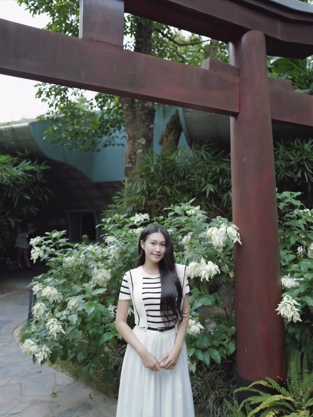 Dù đã là mẹ một con và thử sức với nhiều phong cách khác nhau từ tiểu thư sang chảnh đến dịu dàng, nữ tính, Doãn Hải My vẫn luôn giữ được khí chất thanh thuần, cuốn hút riêng. Bộ ảnh này một lần nữa khẳng định danh hiệu "nàng thơ Hà thành" mà người hâm mộ dành tặng cho cô. (Ảnh: IGNV)