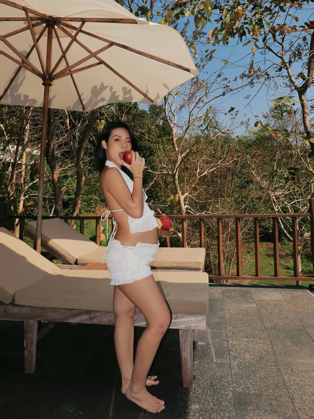 Chiếc áo croptop dạng yếm giúp cô khéo léo khoe trọn vòng 2 đang lùm lùm ở tháng thứ 5, cùng đôi chân thon gọn đáng mơ ước. (Ảnh: IGNV)