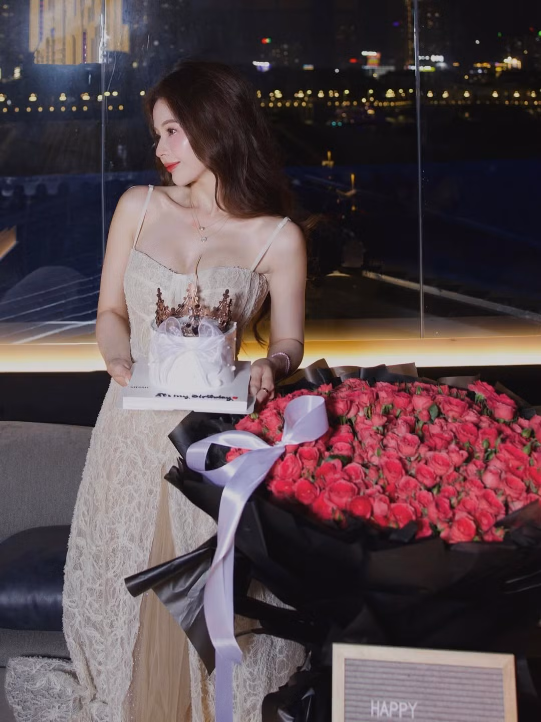 Bước sang tuổi mới, người đẹp sinh năm 1994 này đã tự tin chuyển mình sang phong cách trưởng thành, gợi cảm và quyến rũ hơn. (Ảnh: IGNV)