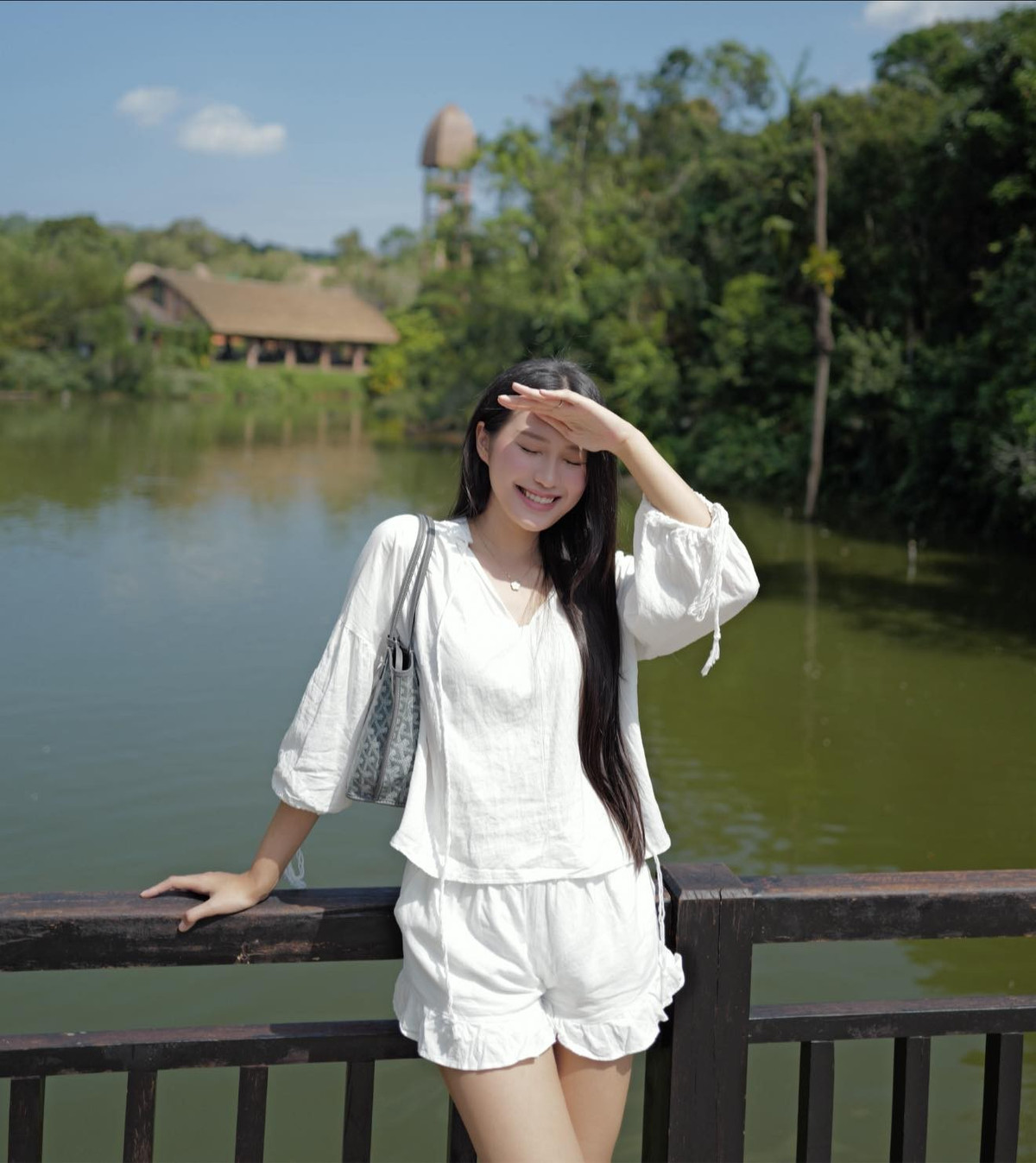 Trong đời thường, vợ Đoàn Văn Hậu thường ưa chuộng phong cách nhẹ nhàng, nữ tính với váy hai dây, áo trễ vai hay sơ mi trắng kết hợp quần jeans, vừa thoải mái vừa toát lên thần thái tiểu thư. (Ảnh: IG @_doanhaimy)