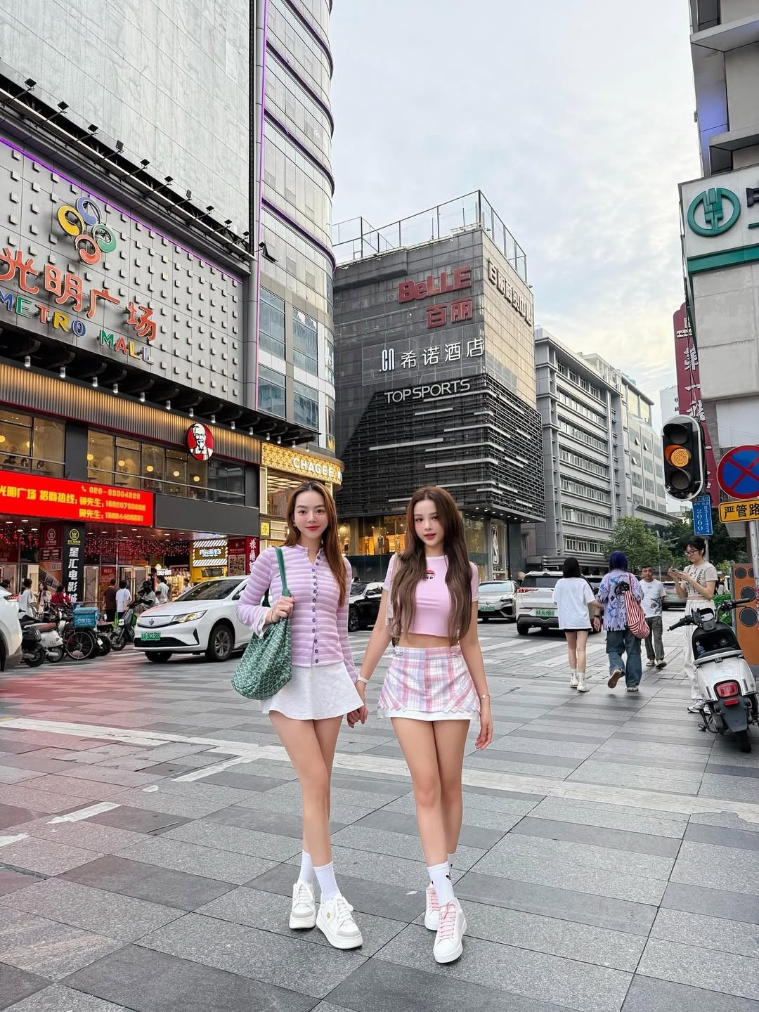 Sau khi gây sốt tại chương trình "Chị Đẹp Đạp Gió Rẽ Sóng", Huyền Baby càng nhận được nhiều sự quan tâm từ công chúng. Không chỉ sở hữu nhan sắc "lão hóa ngược", cô còn được biết đến với cuộc sống hôn nhân viên mãn bên chồng đại gia và khối tài sản đồ sộ, bao gồm căn biệt thự trị giá hàng trăm tỷ đồng tại TP.HCM. (Ảnh: IGNV)