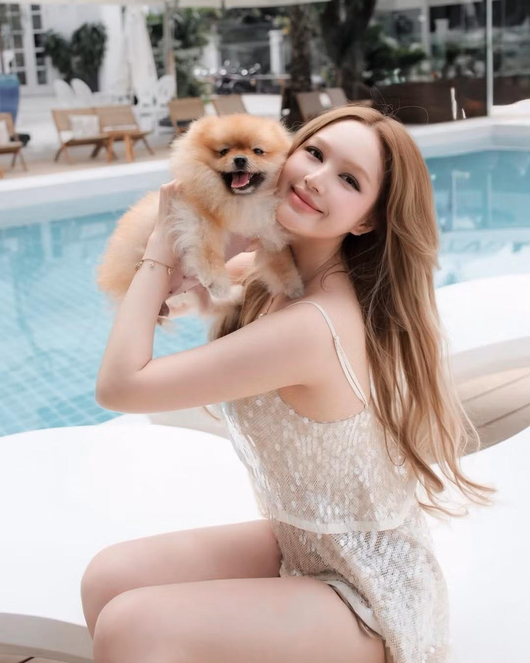 Trong loạt ảnh mới, Xoài Non diện bộ trang phục mang phong cách soft-girl với áo hai dây đính sequin lấp lánh kết hợp cùng quần short ngắn. Bộ đồ không chỉ tôn lên làn da trắng phát sáng mà còn khéo léo khoe đôi chân thon dài. (Ảnh: IGNV)