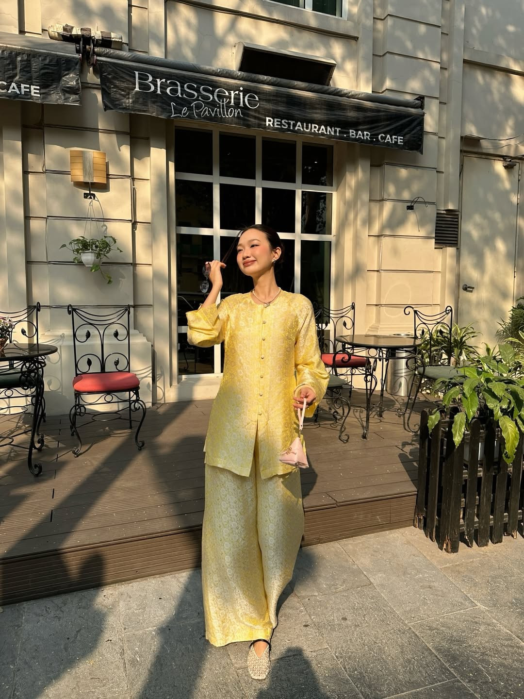 Những khung hình bên hè phố, tại một quán cafe giữa lòng thủ đô giúp bộ ảnh của Chái Chanh vừa mang nét đằm thắm của người con gái truyền thống, nhưng vẫn giữ tinh thần hiện đại đầy cuốn hút. (Ảnh: IG @chaichanh)