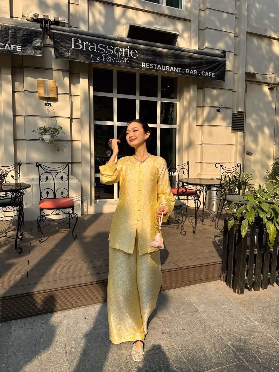 Những khung hình bên hè phố, tại một quán cafe giữa lòng thủ đô giúp bộ ảnh của Chái Chanh vừa mang nét đằm thắm của người con gái truyền thống, nhưng vẫn giữ tinh thần hiện đại đầy cuốn hút. (Ảnh: IG @chaichanh)