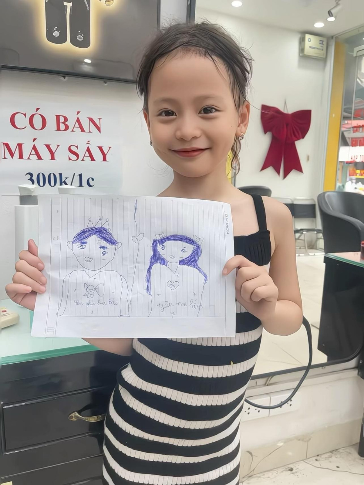 Trong những ngày luyện tập, em có nhiều kỷ niệm đẹp bên các nghệ sĩ. Những hình ảnh của em được phụ huynh đăng tải lên các trang mạng xã hội, thu hút rất nhiều lượng tương tác. (Ảnh: Facebook Bao Bao Ha)