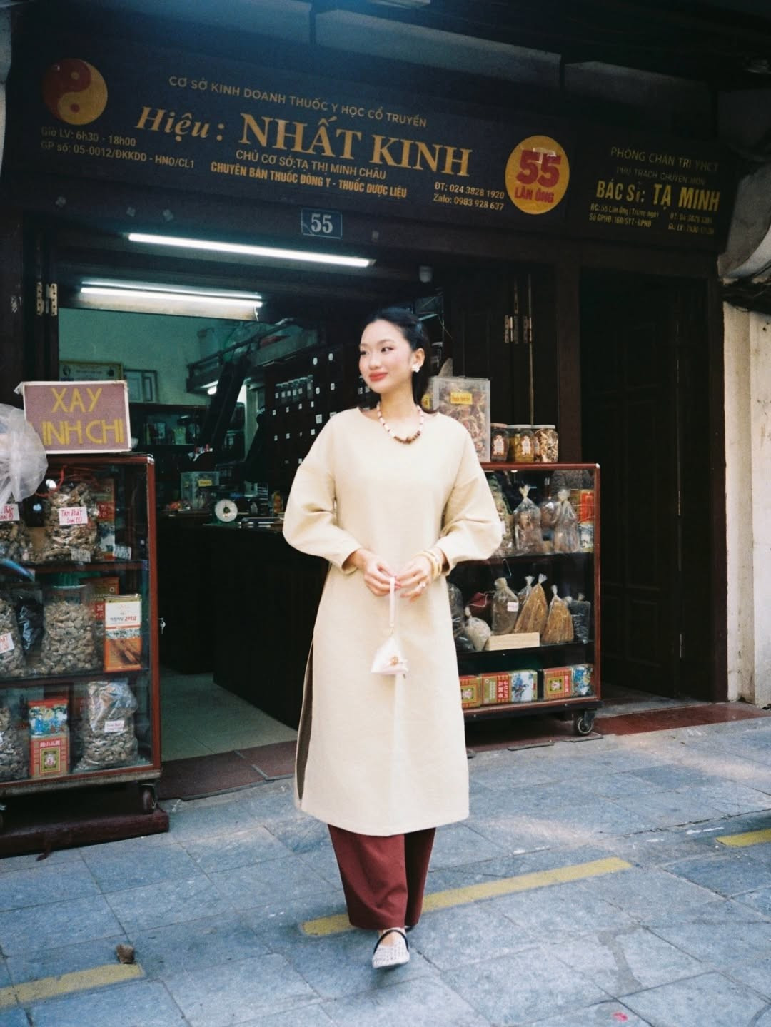 Bộ ảnh áo dài của cô không chỉ là những khung hình đẹp để "sống ảo", mà còn là gợi ý phối đồ cực kỳ hữu ích cho các bạn trẻ đang tìm kiếm sự khác biệt cho bộ ảnh Tết của mình. (Ảnh: IGNV)