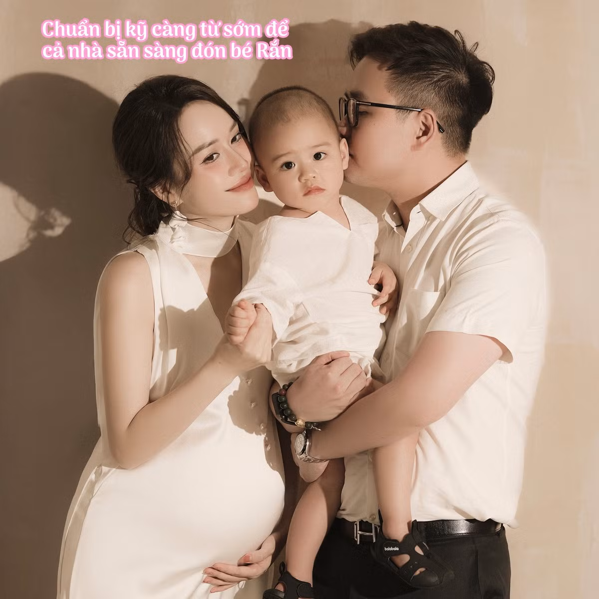 Ngoài ra, dù sắp đến giờ đẻ, bà bầu năng động vẫn không quên ghé qua theo dõi tiến trình sửa nhà. Nữ MC bế bụng vượt mặt sắp xếp từng món nội thất, tự nhận là người cầu toàn nên cô muốn tự tay thực hiện mọi thứ.