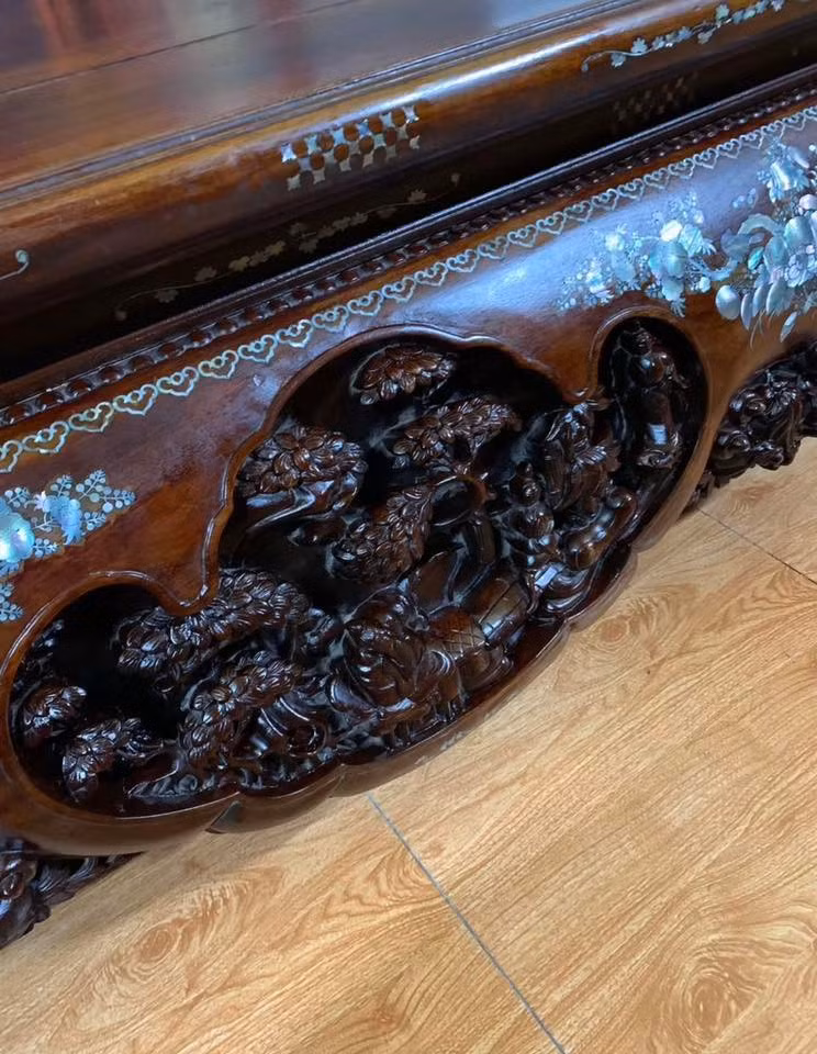 Mỗi cái vảy rồng, mỗi cái kẽ lá chính là một "mê cung" mà nếu chỉ dùng khăn lau thông thường, sẽ chẳng bao giờ chạm tới được đáy của sự sạch sẽ.