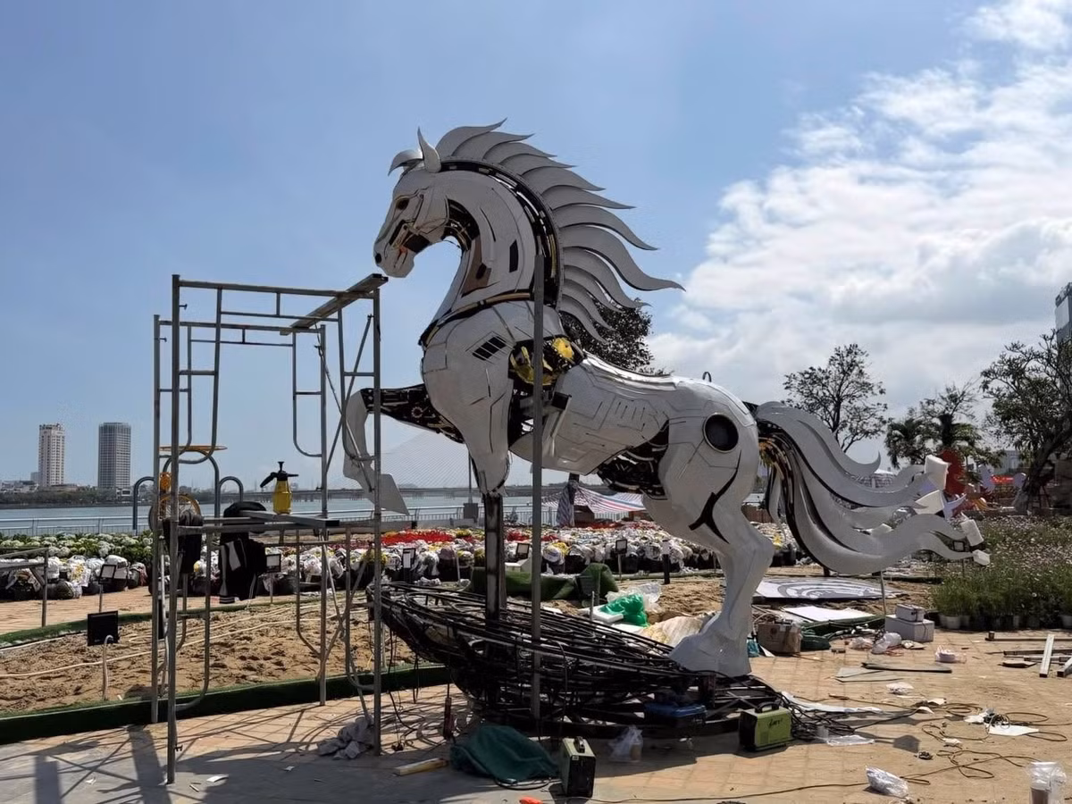 Khác với những linh vật truyền thống, "Kim Mã 4.0" cao 4,3m, dài 5,1m, được thiết kế theo phong cách hiện đại với các đường nét gọn gàng, khỏe khoắn. Thân ngựa "lộ" hệ thống vi mạch, bánh răng và khung xương thép, mô phỏng một robot thực thụ. (Ảnh: Tổng hợp mạng xã hội)