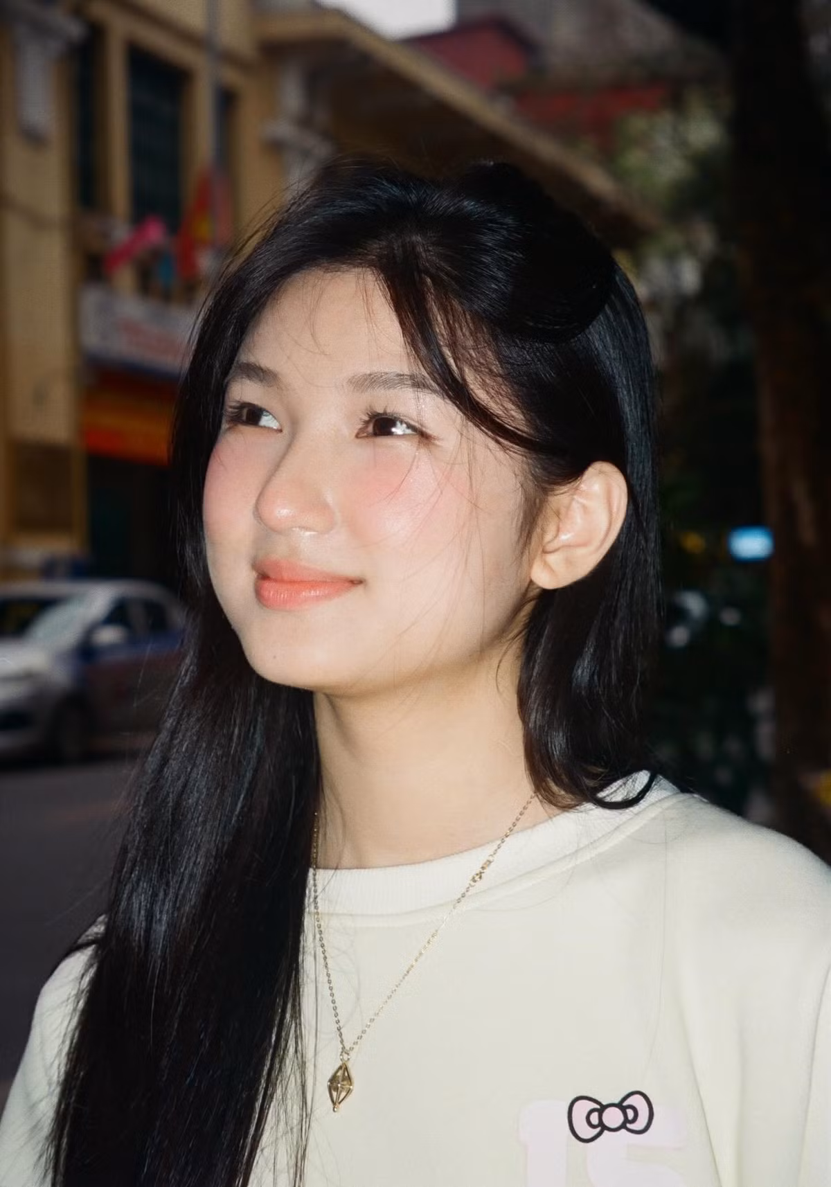 Netizen nhận xét Nàng Mơ càng ngày càng xinh, có nét đẹp đậm chất Việt Nam với đôi mắt có đuôi mắt dài, nụ cười tươi, thần thái dịu dàng thanh tao.