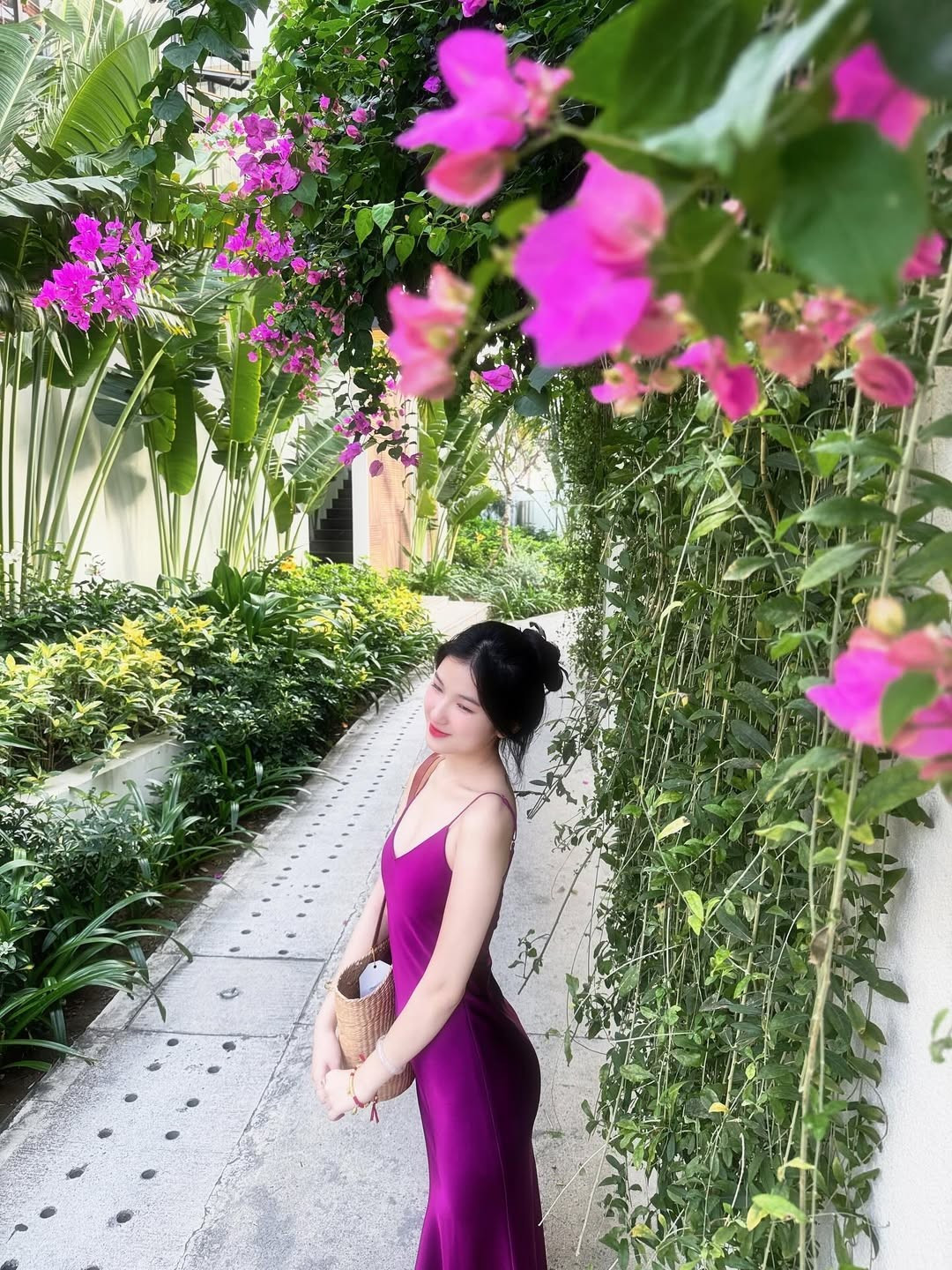 Chiếc túi cói mộc mạc đi kèm cũng là một điểm nhấn tinh tế, hoàn thiện vẻ ngoài thanh lịch, gần gũi với thiên nhiên.