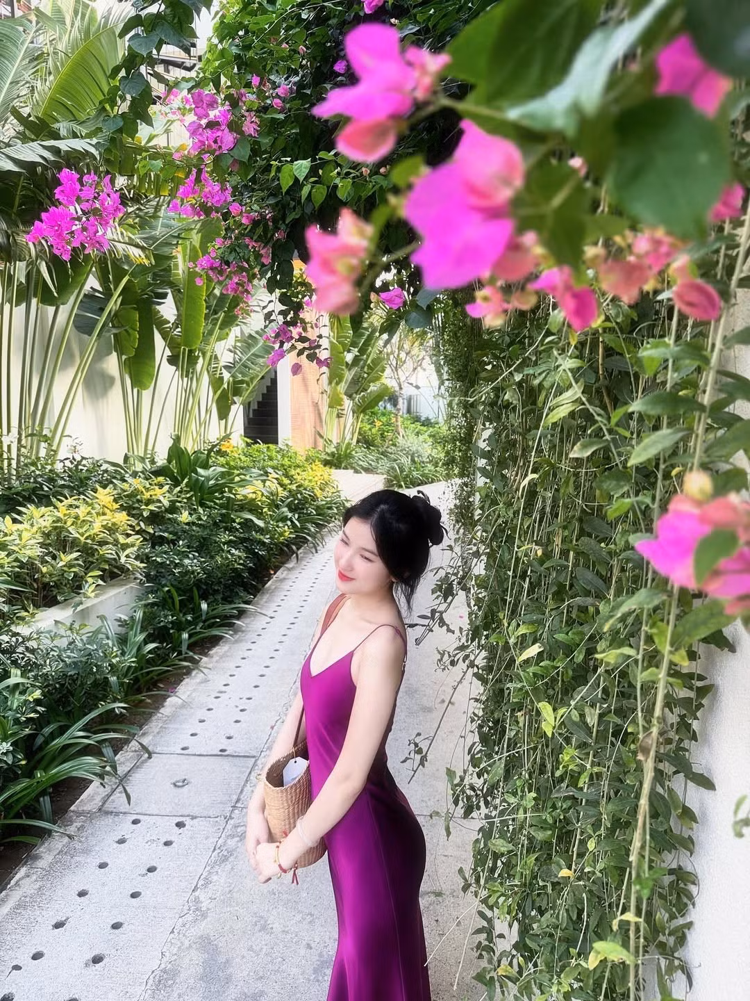 Chiếc túi cói mộc mạc đi kèm cũng là một điểm nhấn tinh tế, hoàn thiện vẻ ngoài thanh lịch, gần gũi với thiên nhiên.