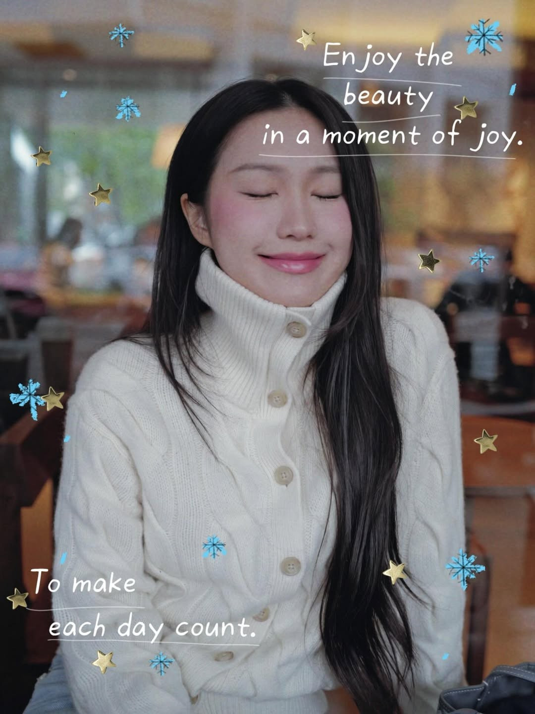 Chiếc áo len dệt kim với họa tiết vặn thừng cổ điển, có thiết kế cổ lọ cao và hàng cúc màu be nhã nhặn, vừa giúp giữ ấm tuyệt đối lại vừa tôn lên vẻ đẹp mong manh, trong trẻo của cô. (Ảnh: IGNV)