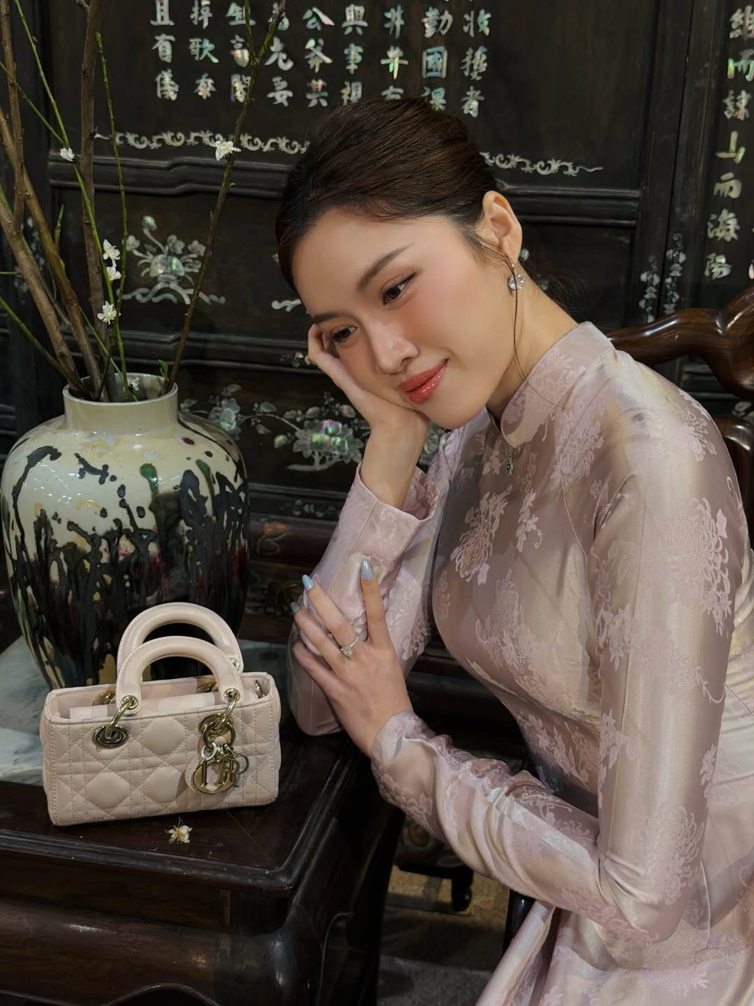 Trong nhịp sống hối hả, hình ảnh tà áo dài bay bổng giữa phố phường như một lời nhắc nhở nhẹ nhàng về vẻ đẹp của sự tĩnh lặng và nét văn hóa Tết xưa vẫn luôn vẹn nguyên giá trị. (Ảnh: IGNV)