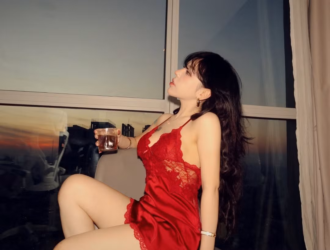 Khi thì cô nàng nhìn thẳng vào ống kính với ánh mắt cuốn hút, sắc lạnh; lúc lại cười tươi rạng rỡ, khoe vẻ đẹp ngọt ngào. Đặc biệt, khoảnh khắc nghiêng mình đón ánh sáng hay tạo dáng cùng chú mèo cưng màu vàng cam lại càng làm tăng thêm sự quyến rũ, ma mị. (Ảnh: IGNV)