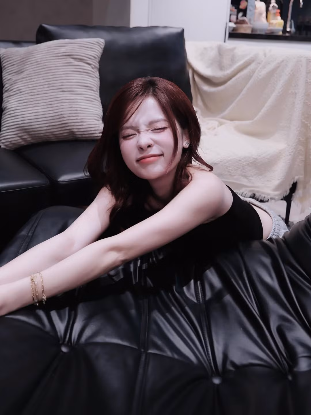 Không cần tạo dáng cầu kỳ, những khoảnh khắc đời thường, biểu cảm nũng nịu hay nụ cười rạng rỡ của cô trên chiếc sofa da đen cũng đủ sức "đốn tim" người xem. (Ảnh: IGNV)