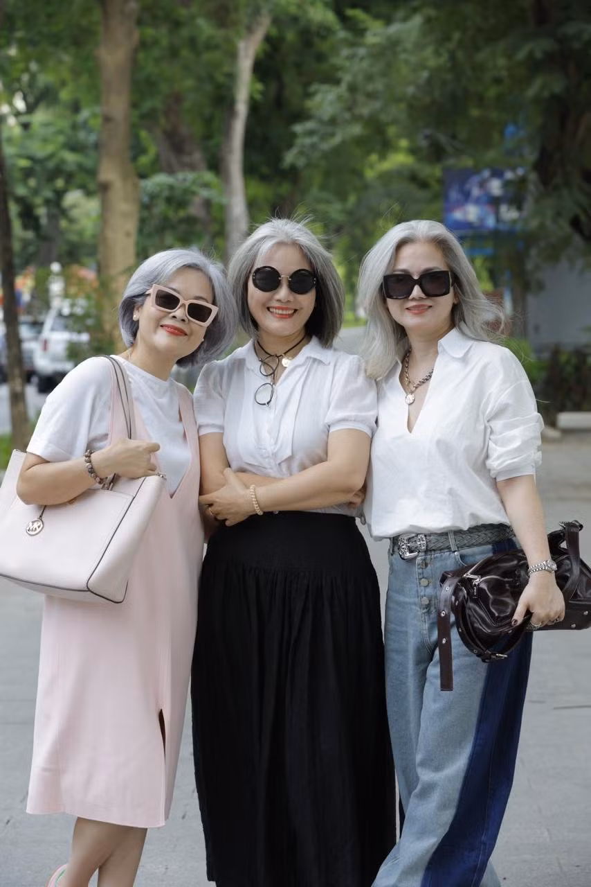 Yếu tố khiến những bức ảnh này viral chính là sự tự tin, rạng rỡ và niềm vui sống toát ra từ mỗi người.