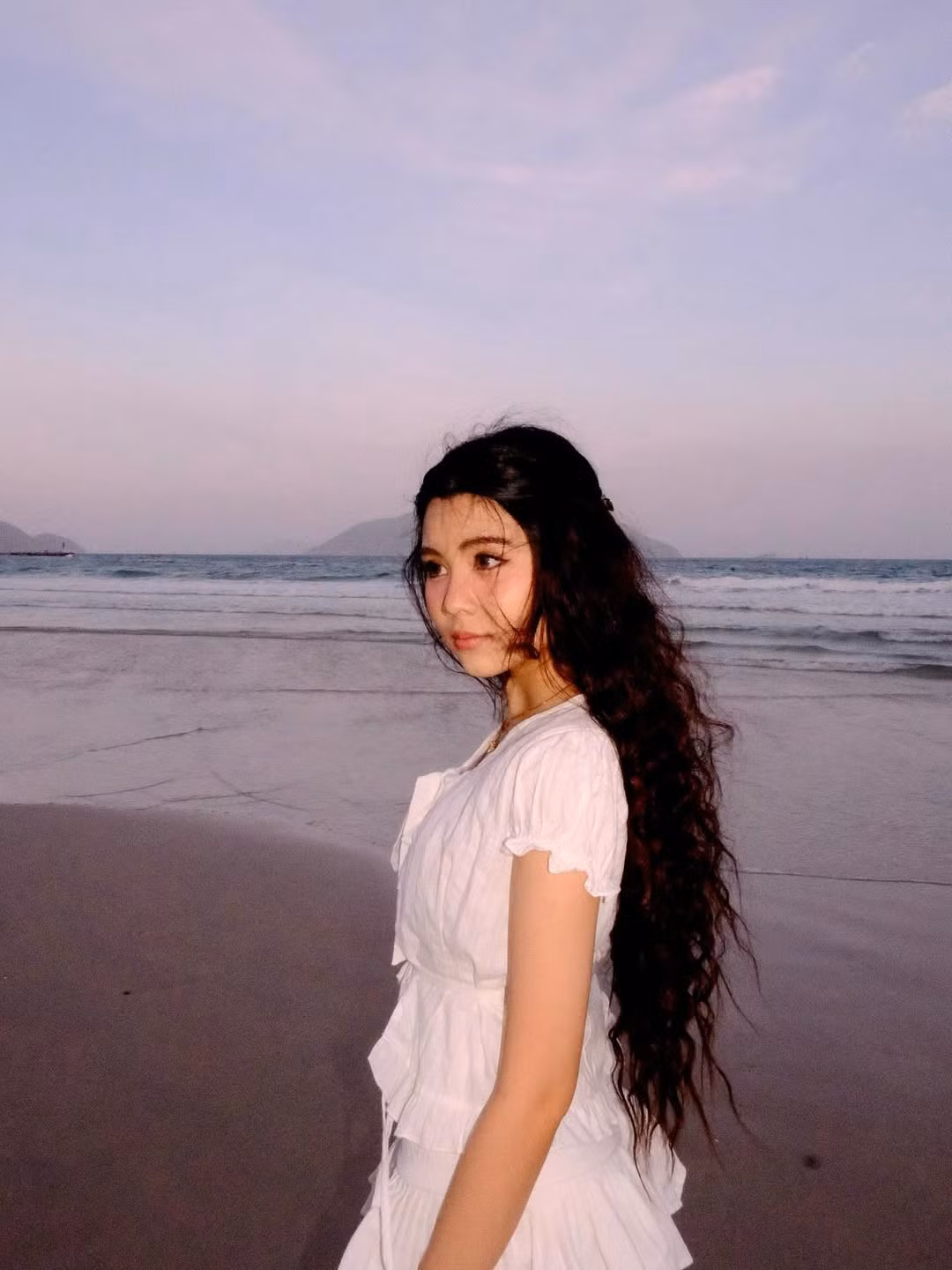 Bộ đồ không chỉ tôn lên làn da trắng mịn màng mà còn giúp cô nàng trông như một "nàng thơ" bước ra từ truyện cổ tích. (Ảnh: IGNV)