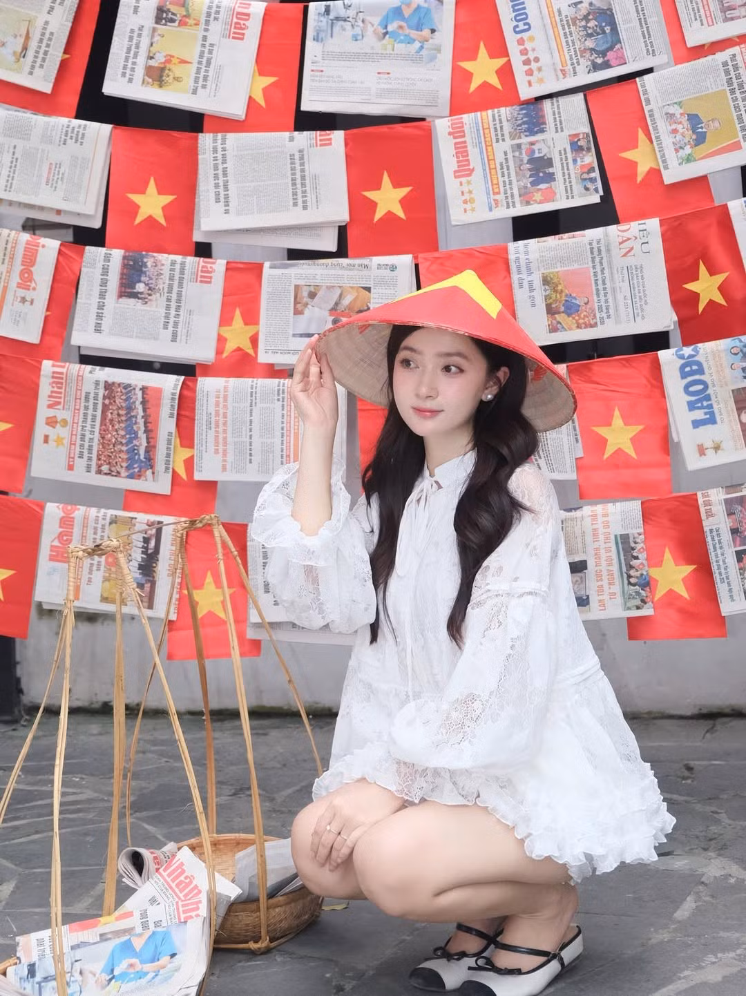 Thiết kế váy babydoll xếp tầng cùng phần tay bồng bềnh mang đến vẻ ngoài cổ điển, nữ tính. (Ảnh: @d.vaanh)