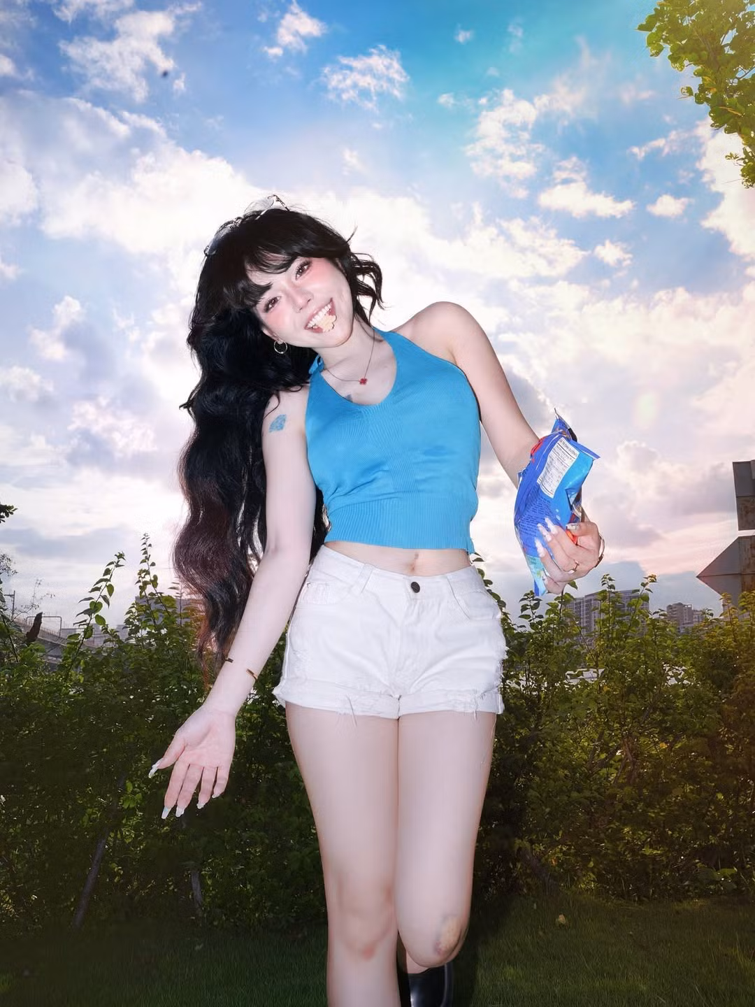 Trong loạt ảnh mới, Bảo Khuyên Susan chọn trang phục đơn giản nhưng vô cùng tôn dáng với áo croptop hai dây màu xanh da trời mát mắt cùng quần shorts trắng năng động, khoe trọn vòng eo thon gọn và đôi chân dài. (Ảnh: IGNV)