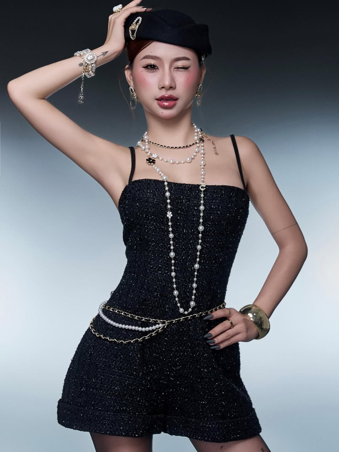 Trong bộ ảnh concept mới này, Louis Phạm đã hóa thân thành một quý cô Paris cổ điển với phong cách thời trang vô cùng tinh tế. (Ảnh: IG@louispham203)