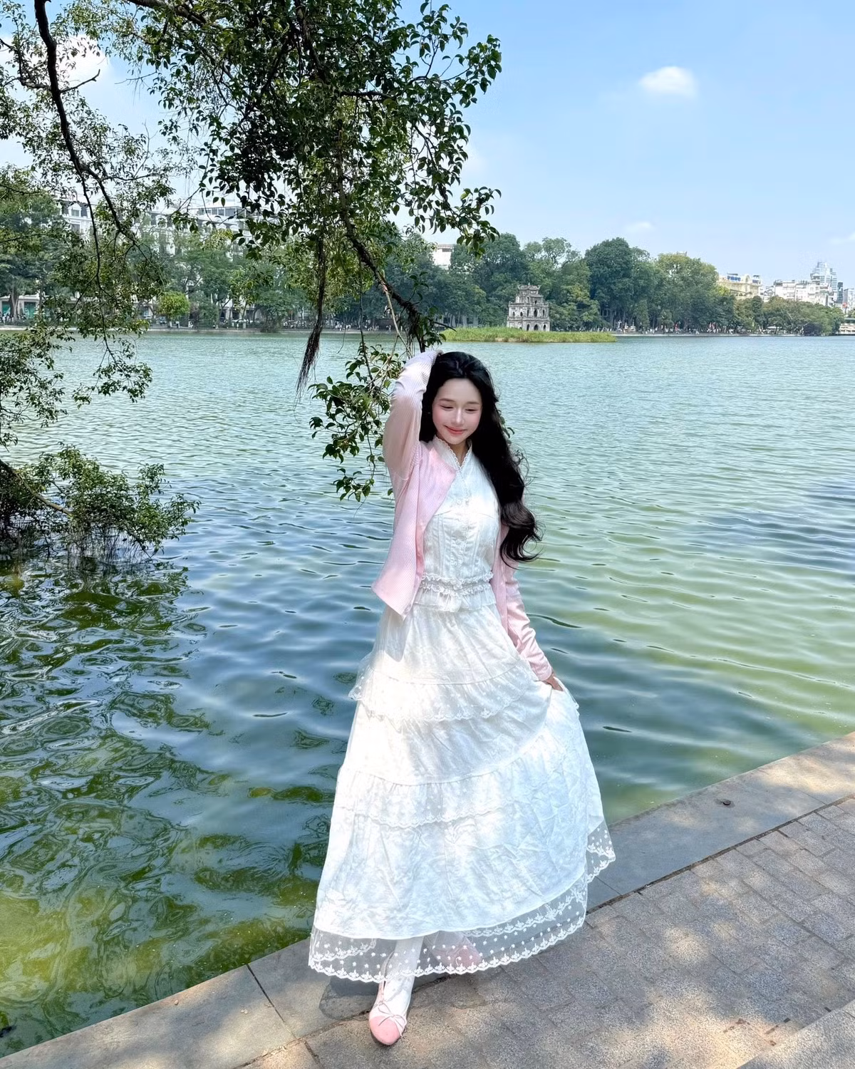 Cô nàng được yêu thích với gu ăn mặc trẻ trung, sành điệu, đôi khi gợi cảm, quyến rũ khi diện bikini hay các trang phục ôm dáng, nhưng cũng có lúc duyên dáng, dịu dàng. (Ảnh: FBNV)