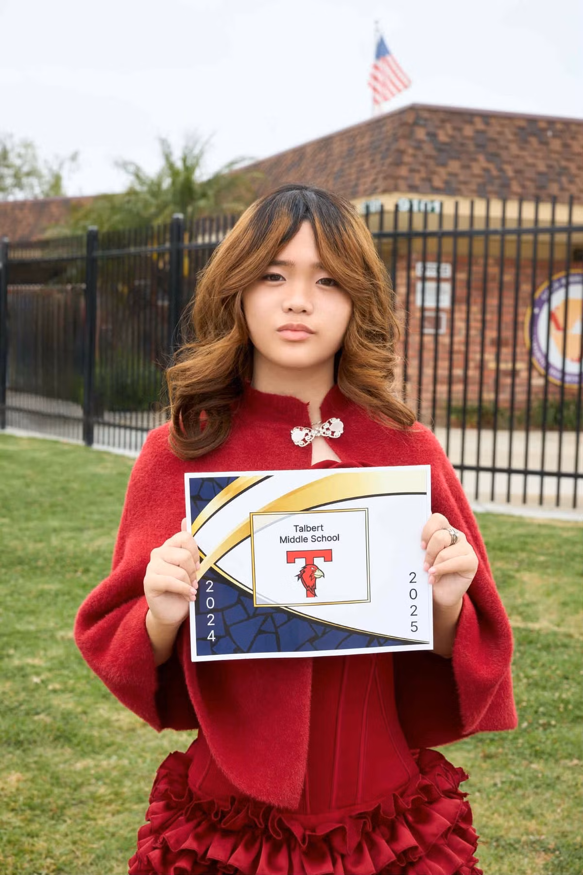 Nguyệt Cát gây ấn tượng mạnh mẽ khi diện một chiếc váy ngắn màu đỏ tươi tắn, mang phong cách trưởng thành.