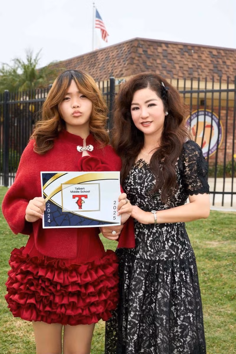 Mới đây, Thúy Nga khoe ảnh con gái Nguyệt Cát tham dự buổi lễ tốt nghiệp lớp 8 trên trang cá nhân. Hình ảnh của Nguyệt Cát tại lễ tốt nghiệp đã khiến nhiều người không khỏi bất ngờ trước sự thay đổi về ngoại hình và chiều cao vượt trội của cô bé sau nhiều năm sinh sống và học tập tại Mỹ.