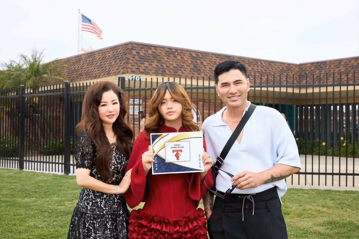 Nữ nghệ sĩ tự hào viết về con gái: “Thời gian nhanh quá, quay qua quay lại Tiana Nguyệt Cát đã tròn 14 tuổi và chuẩn bị lên lớp 9. Ngày ra trường hết lớp 8 của công chúa nhỏ của Mẹ. Hôm nay chỉ mới cho Mẹ lộ diện xíu hình của chị ấy”.