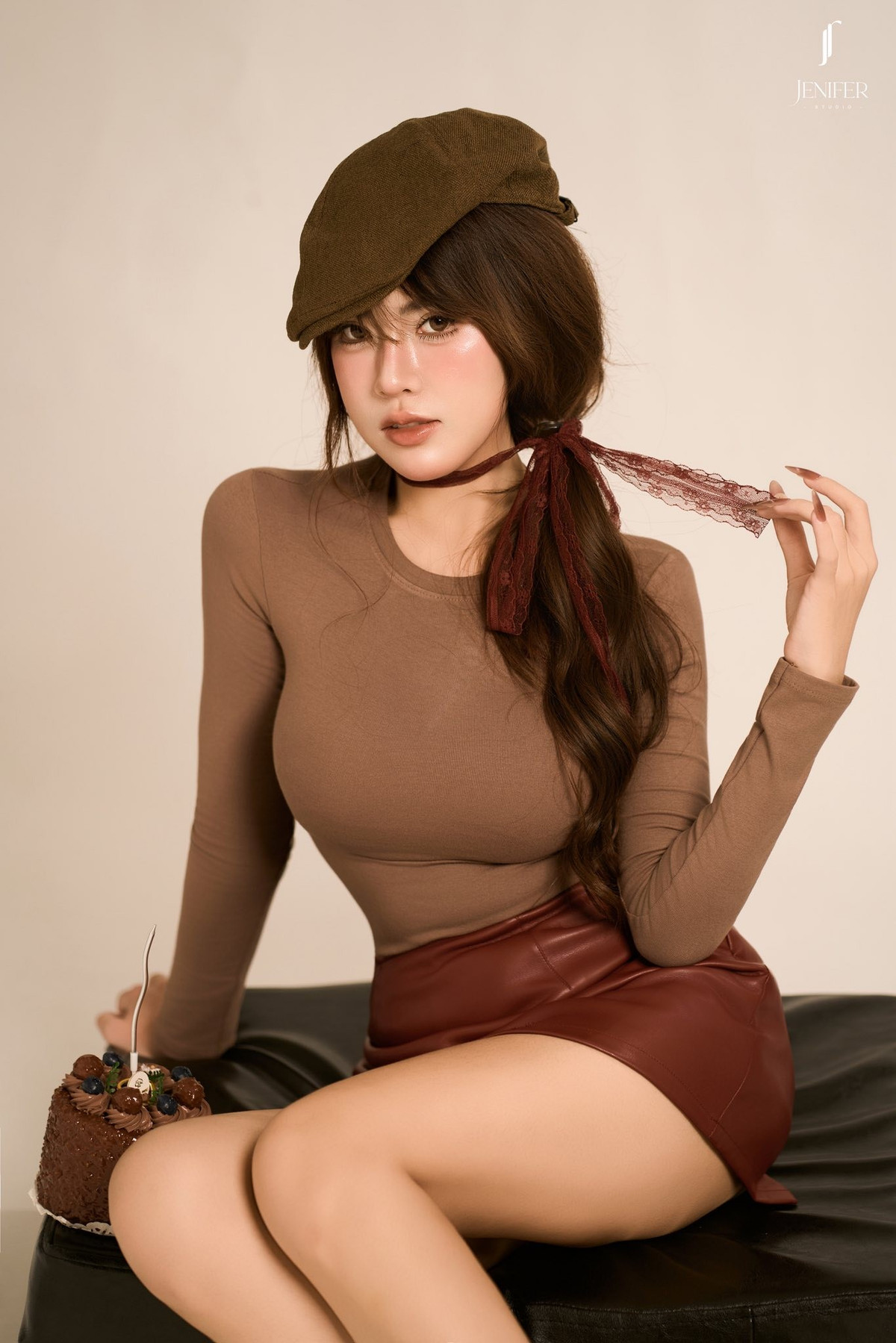 Tốt nghiệp Đại học Sân khấu - Điện ảnh Hà Nội, cô hoạt động với vai trò người mẫu ảnh, diễn viên trẻ. Cô từng tham gia diễn xuất trong MV và các bộ phim sitcom,ngoài ra còn trong nhiều phim truyền hình nổi tiếng như Phố Trong Làng. (Ảnh: FBNV)