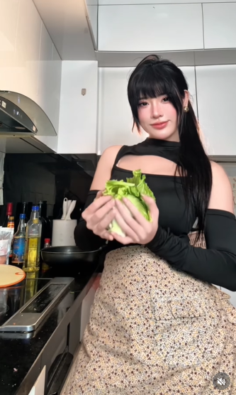 Cô nàng chăm chút cho từng nguyên liệu từ củ cải, cà rốt đến bông cải xanh. Những góc quay nghiêng hay khi cô nàng tập trung làm việc đều tôn lên vòng eo con kiến và vóc dáng cân đối, kết quả của quá trình tập luyện nghiêm túc.(Ảnh: IGNV)