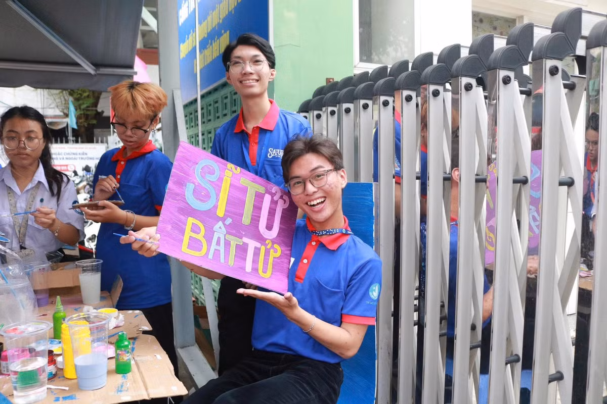 Những tấm biển tiếp sức mùa thi là biểu tượng của sự quan tâm, động viên từ cộng đồng, từ những người anh, người chị đã từng trải qua khoảnh khắc này. Chúng góp phần tạo nên một mùa thi ấm áp, giảm bớt áp lực và tiếp thêm năng lượng tích cực, giúp các sĩ tử tự tin, thoải mái nhất để phát huy hết năng lực của mình.