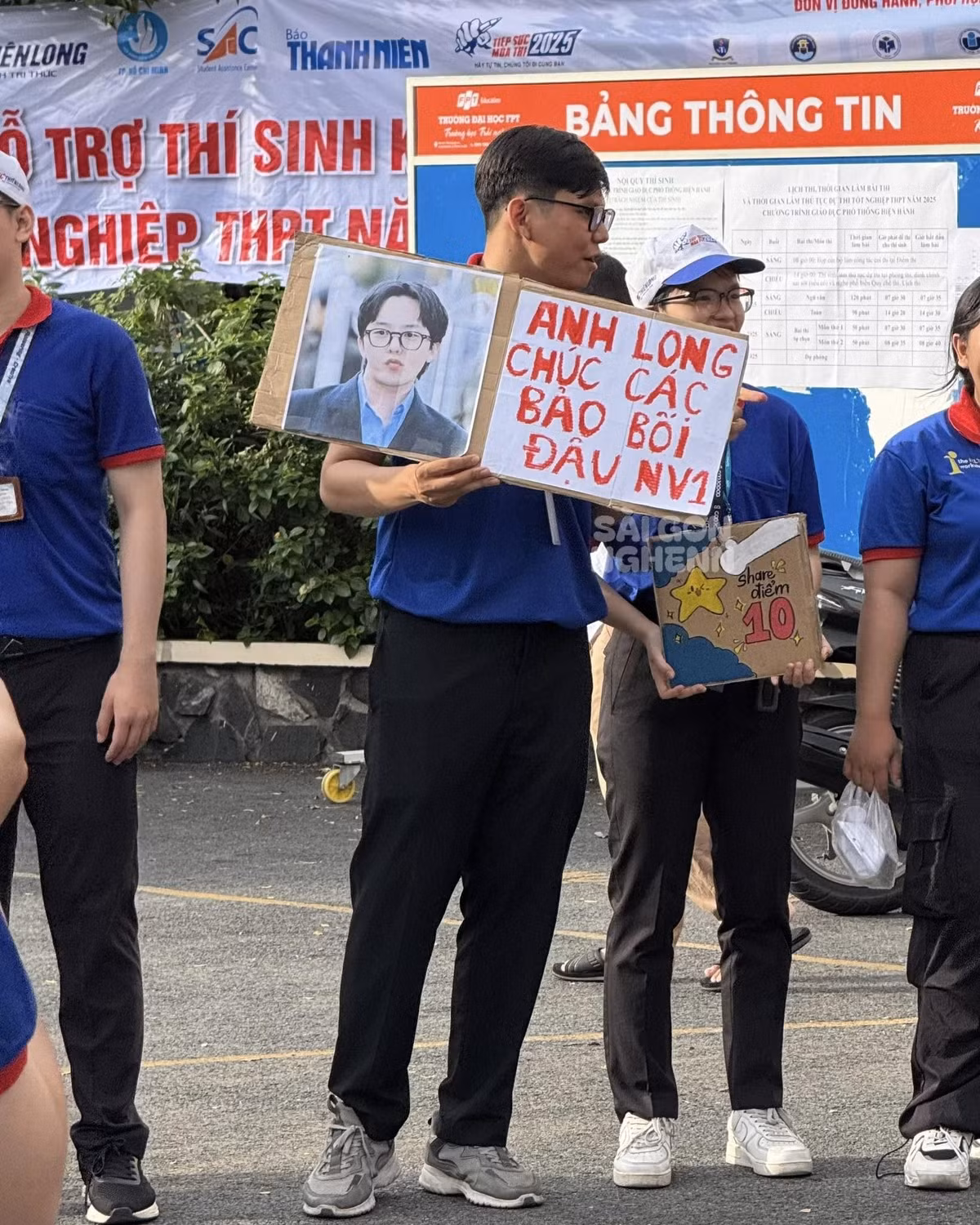 Tấm biển với lời chúc "Anh Long chúc các bảo bối đậu NV1" kèm hình ảnh minh họa ngộ nghĩnh đã tạo nên sự tương tác và thoải mái cho các thí sinh.