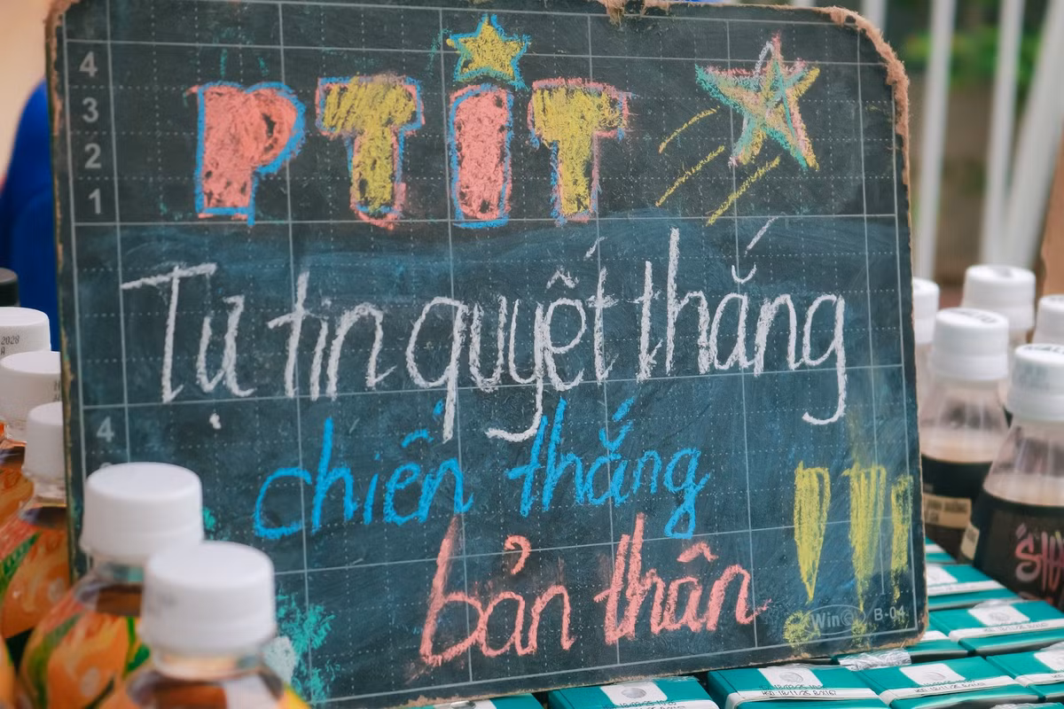 Những tấm biển với thông điệp mạnh mẽ như: "Tự tin quyết thắng", "học tài thi đậu", "sĩ tử bất tử".