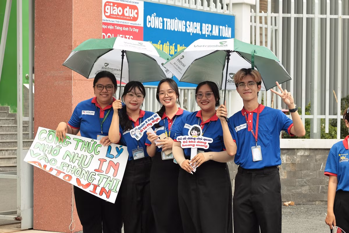 Mùa thi cử luôn là giai đoạn căng thẳng và áp lực đối với các sĩ tử. Tuy nhiên, không khí tại các điểm thi lại trở nên ấm áp và sôi động hơn bao giờ hết nhờ sự xuất hiện của những đội tình nguyện viên nhiệt huyết.