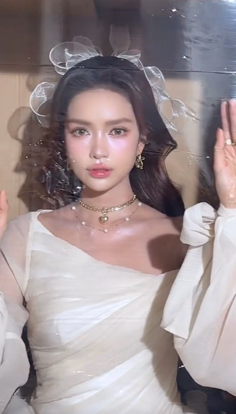 Hoa hậu Hoàn vũ Việt Nam 2022 Ngọc Châu cũng gia nhập đường đua "búp bê sống" với một phiên bản thu hút không kém.