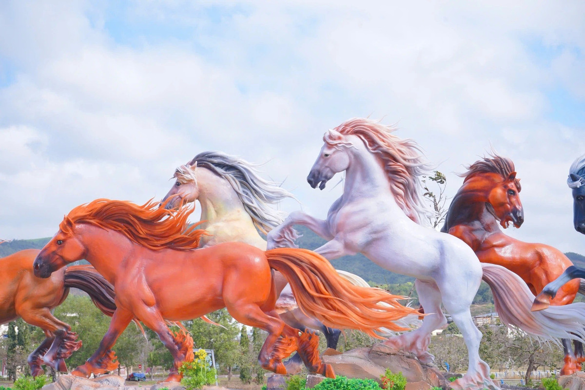 Những chú ngựa được tạc với cơ bắp cuồn cuộn, bờm và đuôi tung bay trong gió, thể hiện rõ tinh thần "truy phong". (Ảnh: Trúc Dương)