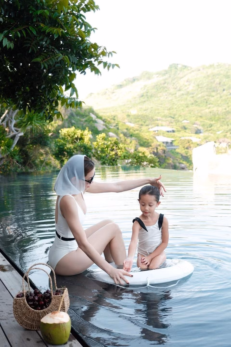 Mới đây, Hồ Ngọc Hà và Kim Lý vừa chia sẻ bộ ảnh tại Ninh Thuận. Cả hai cùng các bé Leon - Lisa có chuyến nghỉ dưỡng để kỷ niệm 8 năm bên nhau. Trong một ảnh, nữ người mẫu cùng con gái la Lisa diện áo tắm đồng điệu, tạo dáng cùng nhau bên hồ bơi.