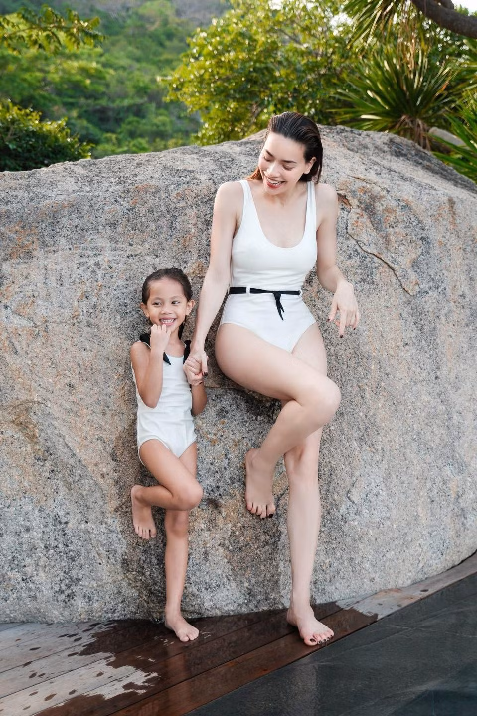 Hà Hồ tự tin diện áo tắm một mảnh màu trắng, khoe trọn vẹn vóc dáng nuột nà và đặc biệt là đôi chân dài miên man trứ danh.