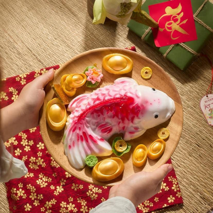 Việc Gen Z xắn tay vào bếp thay bố mẹ không chỉ là "khoe khéo" tài năng mà còn là cách các bạn thể hiện sự trưởng thành và lòng hiếu thảo. Việc dành cả ngày trời để tỉ mẩn tạo hình từng chú cá, trang trí từng nhành hoa cho thấy các bạn trẻ rất trân trọng những giá trị văn hóa truyền thống của gia đình. (Ảnh: Tổng hợp Facebook)