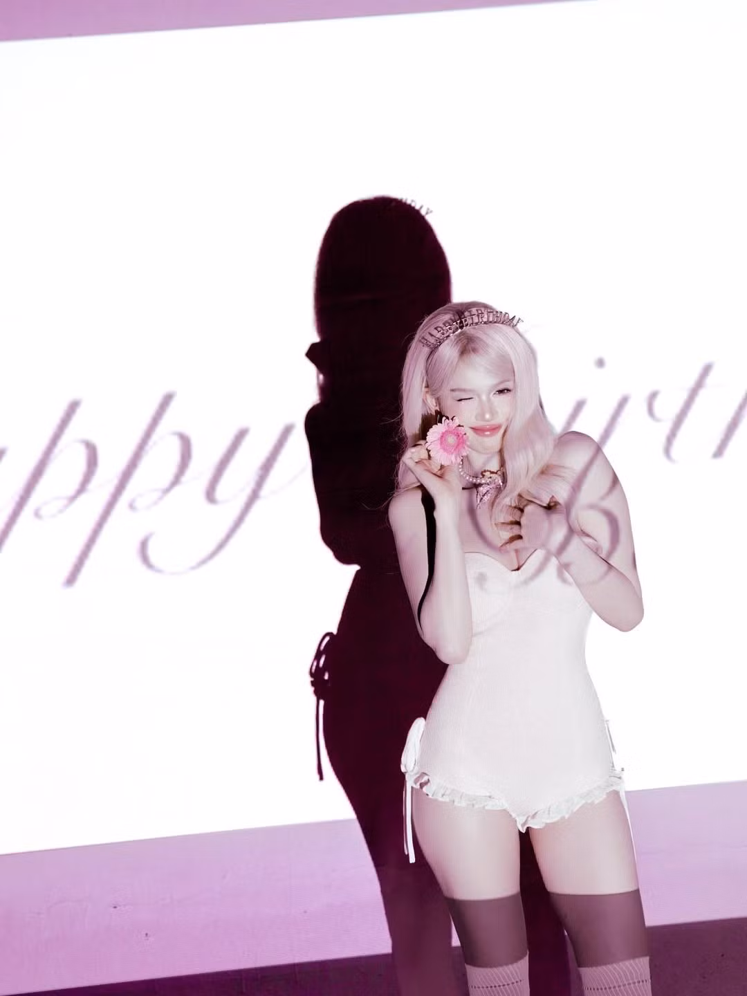 Sự kết hợp giữa chiếc áo corset gợi cảm cùng chi tiết bèo nhún, dây buộc tinh tế ở phần quần càng làm tăng thêm vẻ đáng yêu nhưng vẫn đầy sức hút. Cô cũng kết hợp với tất dài quá gối, tăng thêm nét ngây thơ, ngọt ngào. (Ảnh: IGNV)