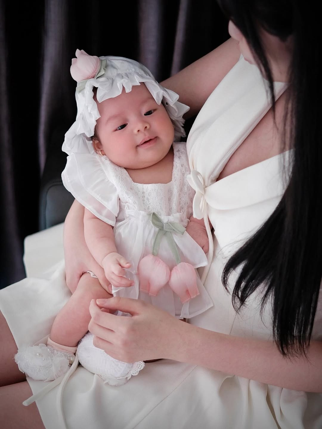 Mới đây, trên trang cá nhân của mình, Thanh Tâm đã chia sẻ một bộ ảnh nghệ thuật vô cùng ngọt ngào bên con gái. Trong những bức ảnh, hai mẹ con diện trang phục tông trắng tinh khôi. (Ảnh: IGNV)