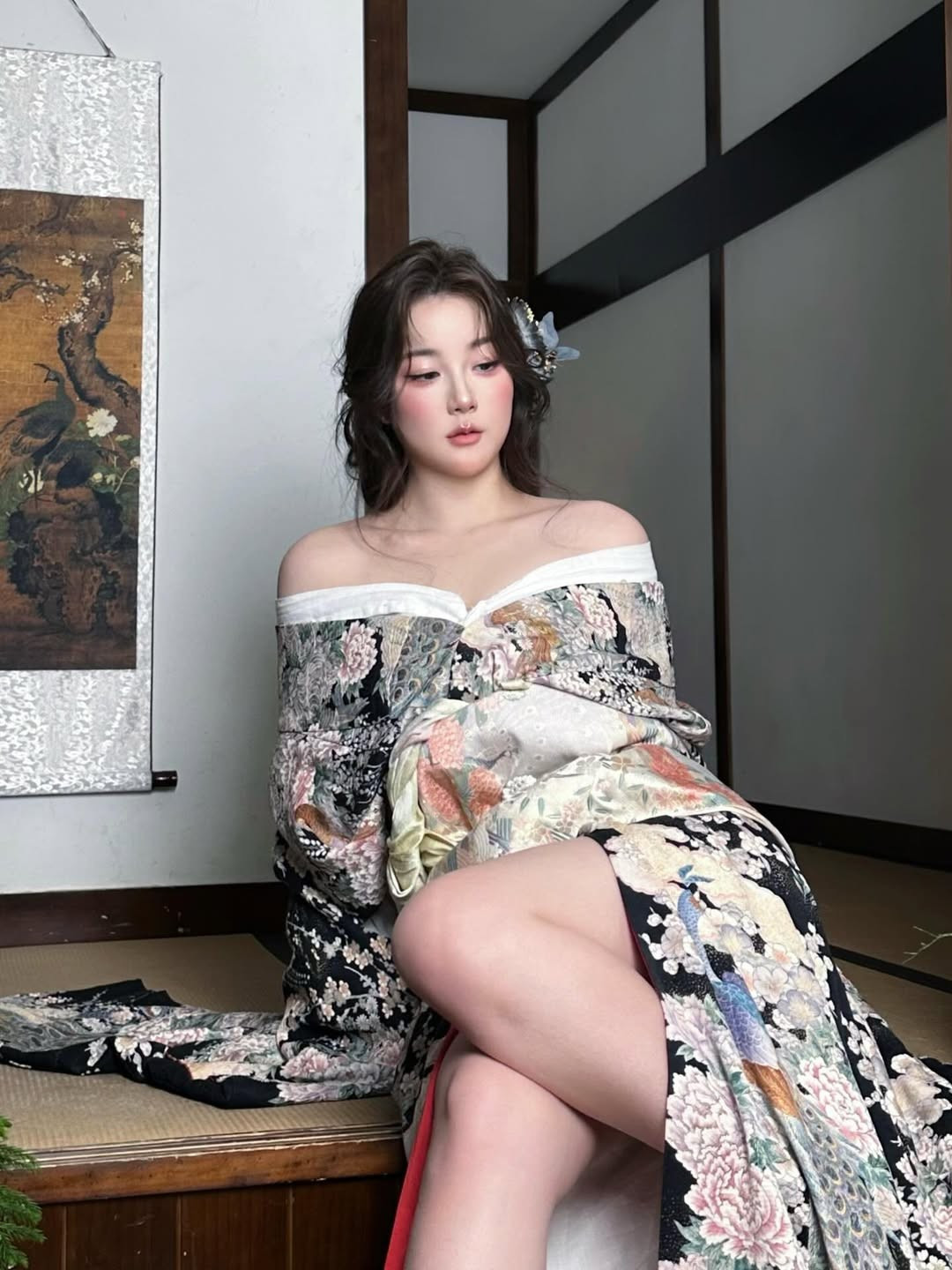 Lối trang điểm nhấn vào đôi mắt to tròn, sắc sảo cùng đôi má ửng hồng và môi căng mọng càng làm tăng thêm vẻ đẹp sắc sảo, lôi cuốn. (Ảnh: IGNV)