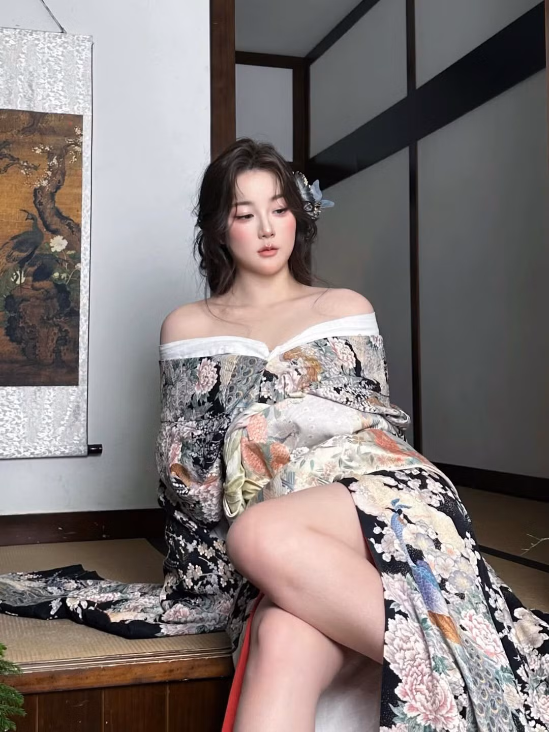 Lối trang điểm nhấn vào đôi mắt to tròn, sắc sảo cùng đôi má ửng hồng và môi căng mọng càng làm tăng thêm vẻ đẹp sắc sảo, lôi cuốn. (Ảnh: IGNV)