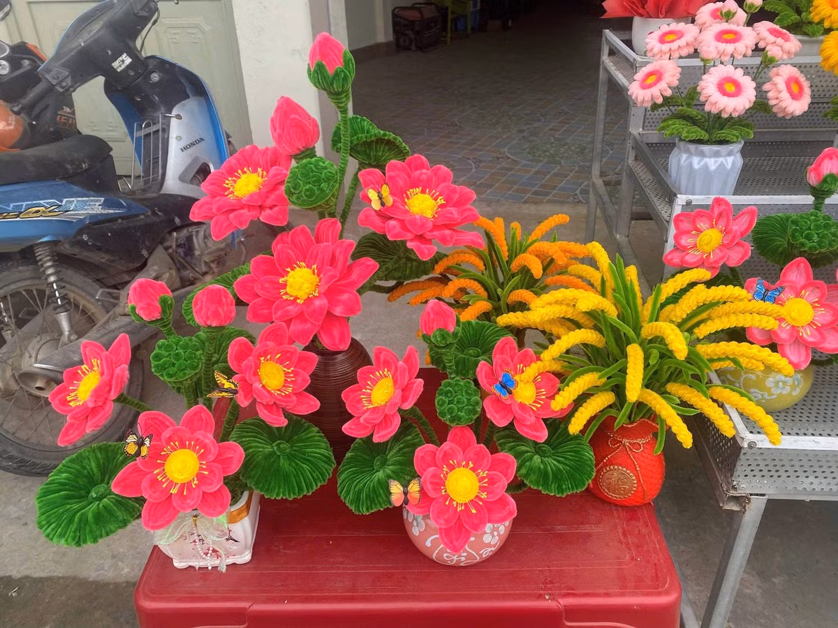 Những bình hoa sen Hoa Sen mang vẻ đẹp thanh tao, phù hợp để bàn thờ hoặc không gian thiền định.